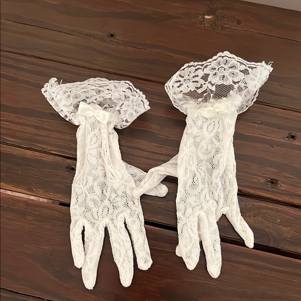 Kids White Lace Gloves